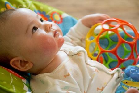 10 mẹo nhỏ giúp bố mẹ cho bé bú bình nhàn nhã hơn mà chẳng sách vở nào dạy