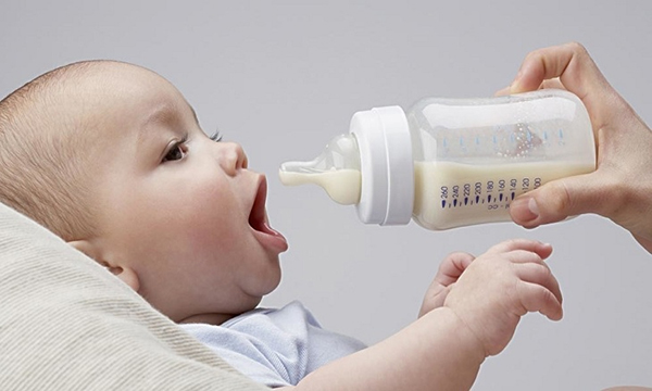 So sánh bình cổ hẹp và cổ rộng