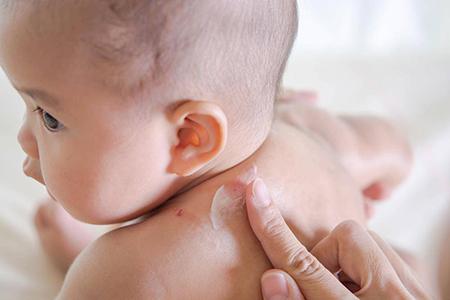 Có nên dùng kem dưỡng ẩm cho trẻ sơ sinh không? [Giải Đáp]
