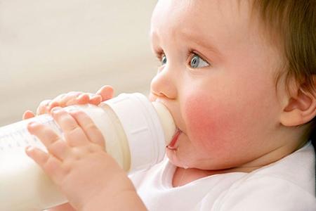 Kinh nghiệm mua bình sữa cho trẻ sơ sinh phù hợp với bé