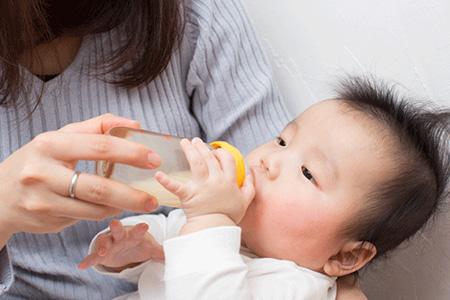 Nên mua bình sữa cổ rộng hay cổ hẹp | Tư Vấn