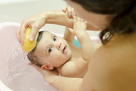 Sữa tắm cho da nhạy cảm của bé tốt nhất hiện nay