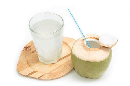 CÓ NÊN CHO BÉ UỐNG NƯỚC DỪA KHI ĐANG BỊ SỐT