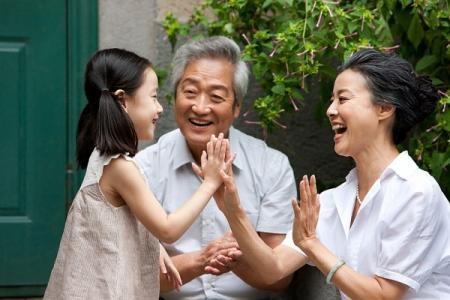 ÔNG BÀ CÓ VAI TRÒ NHƯ THẾ NÀO TRONG VIỆC CHĂM SÓC BÉ?