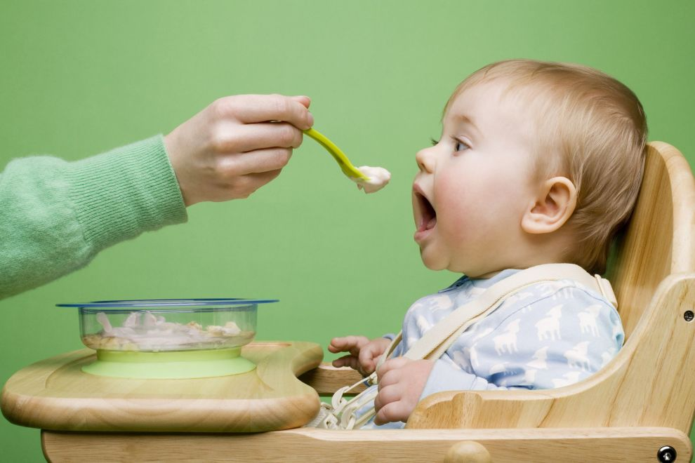 Khoảng thời gian thích hợp cho bé ăn dặm là 6 tháng tuổi