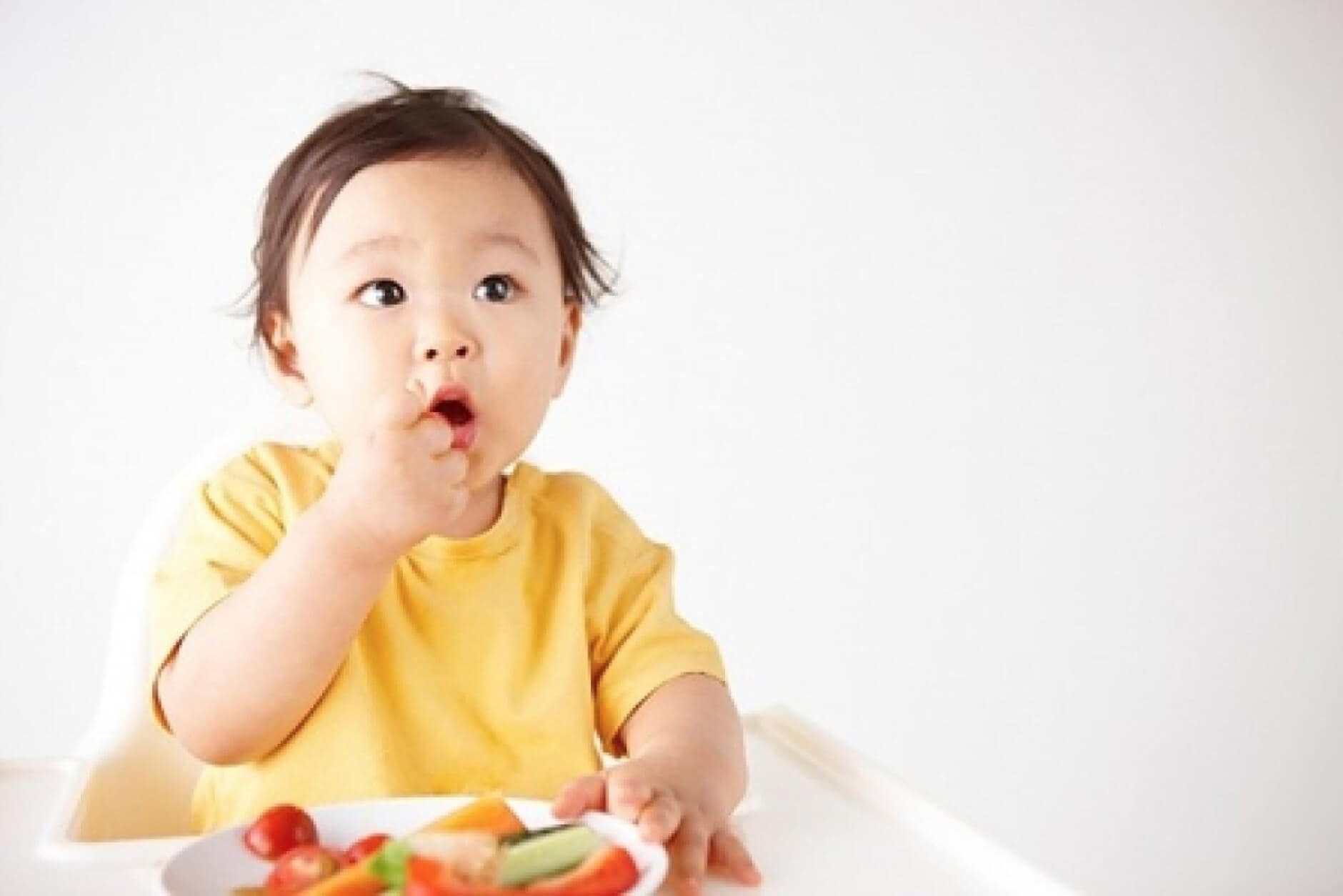 Nên áp dụng phương pháp ăn dặm BLW cho bé từ 6 tháng tuổi trở lên