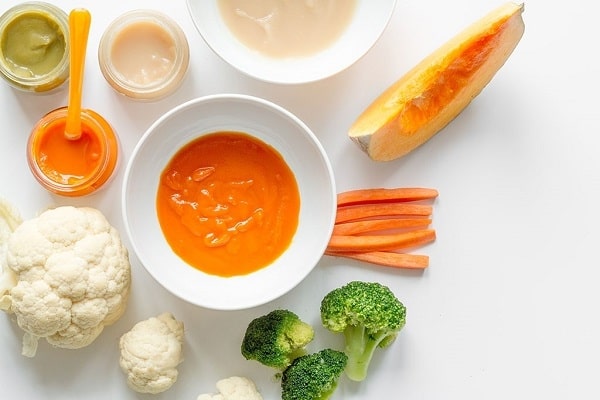 Với bé 6 tháng tuổi nên ăn các món ăn dạng lỏng