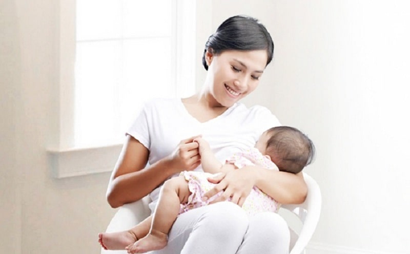 Nên duy trì cho con bú sữa mẹ hoặc có thể thay thế bằng sữa công thức
