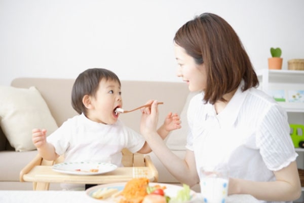 Ăn dặm truyền thống cho bé 6 tháng tuổi thế nào?
