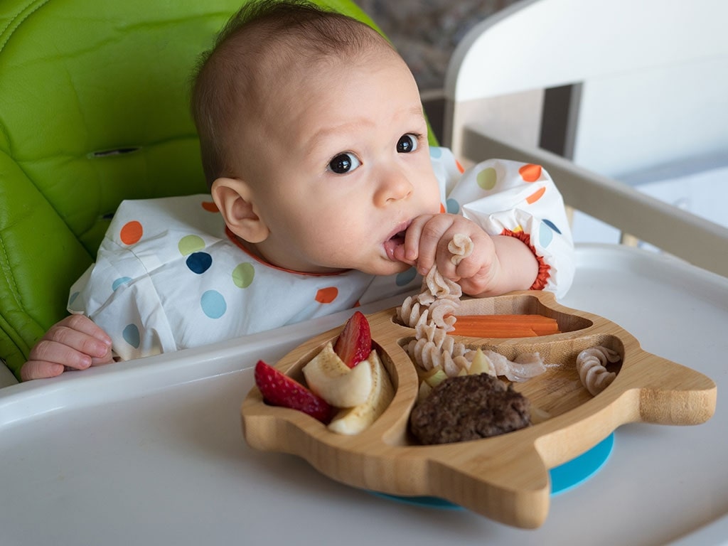 Bé được thỏa thích khám phá đồ ăn khi áp dụng kiểu ăn dặm tự chỉ huy