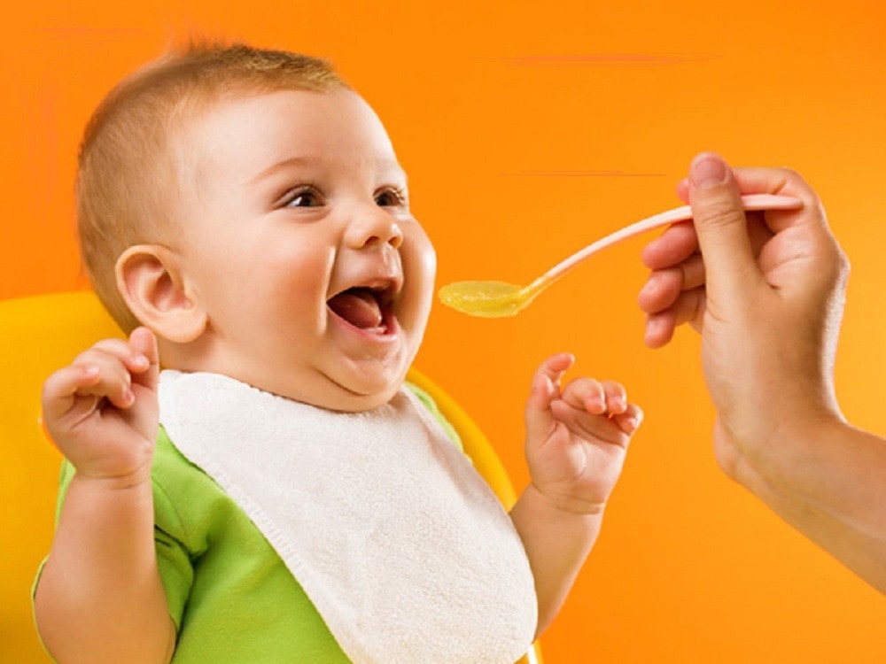 Dấu hiệu thèm ăn dặm cần bổ sung dinh dưỡng ở trẻ