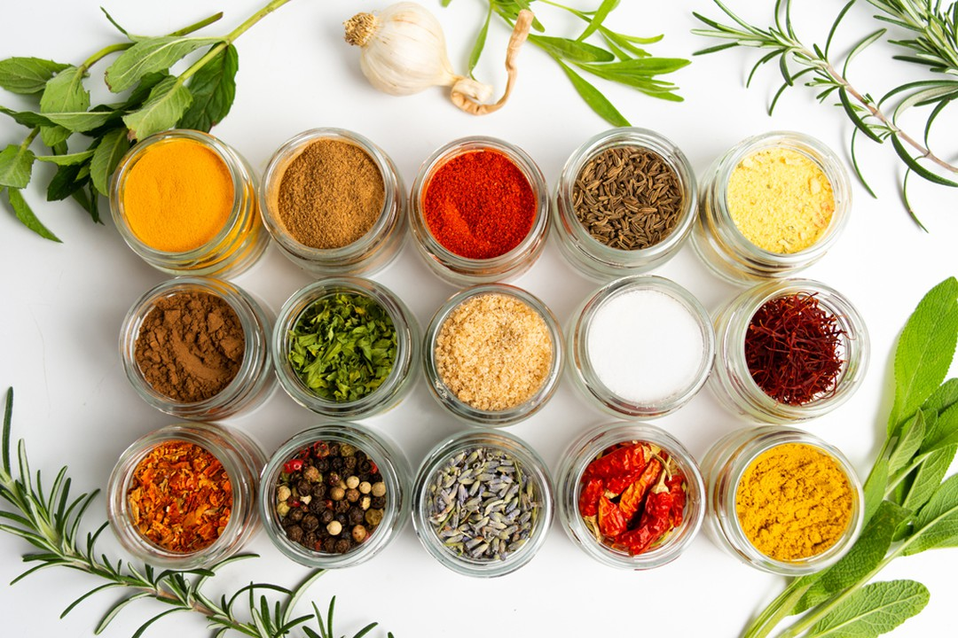 Ba mẹ không nên cho bé dưới 1 tuổi ăn các loại gia vị như muối, bột canh,...