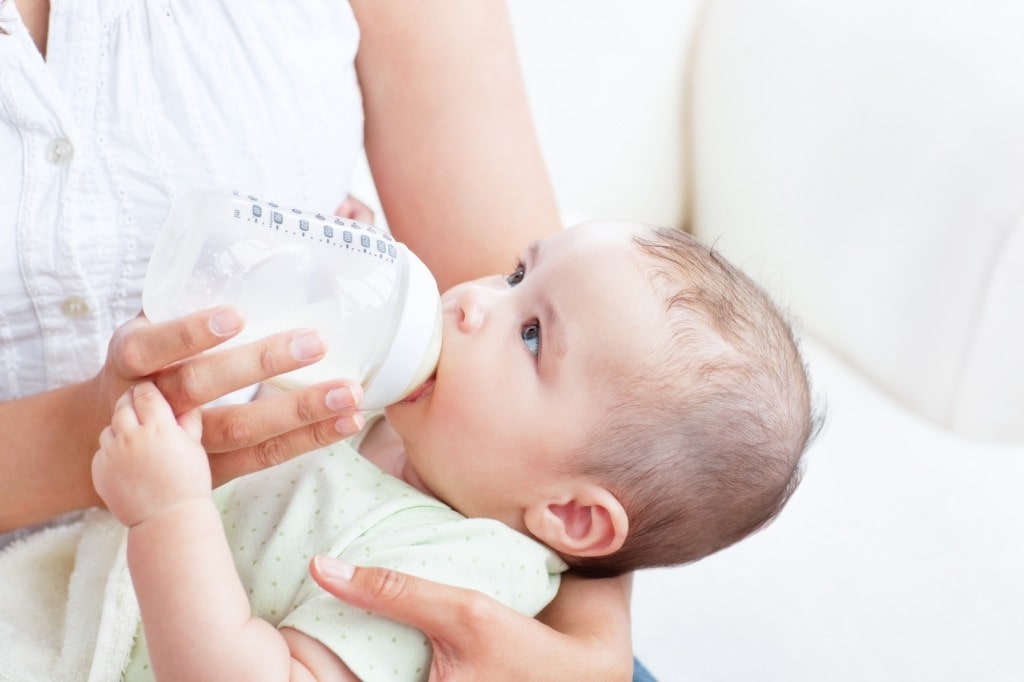 Có thể cho bé 3 tháng tuổi dùng sữa công thức nếu mẹ thiếu sữa