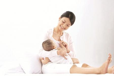 KHÔNG KHÓ ĐỂ CÓ NGUỒN SỮA DỒI DÀO CHO BÉ, MẸ HIỆN ĐẠI THẢNH THƠI CHĂM CON